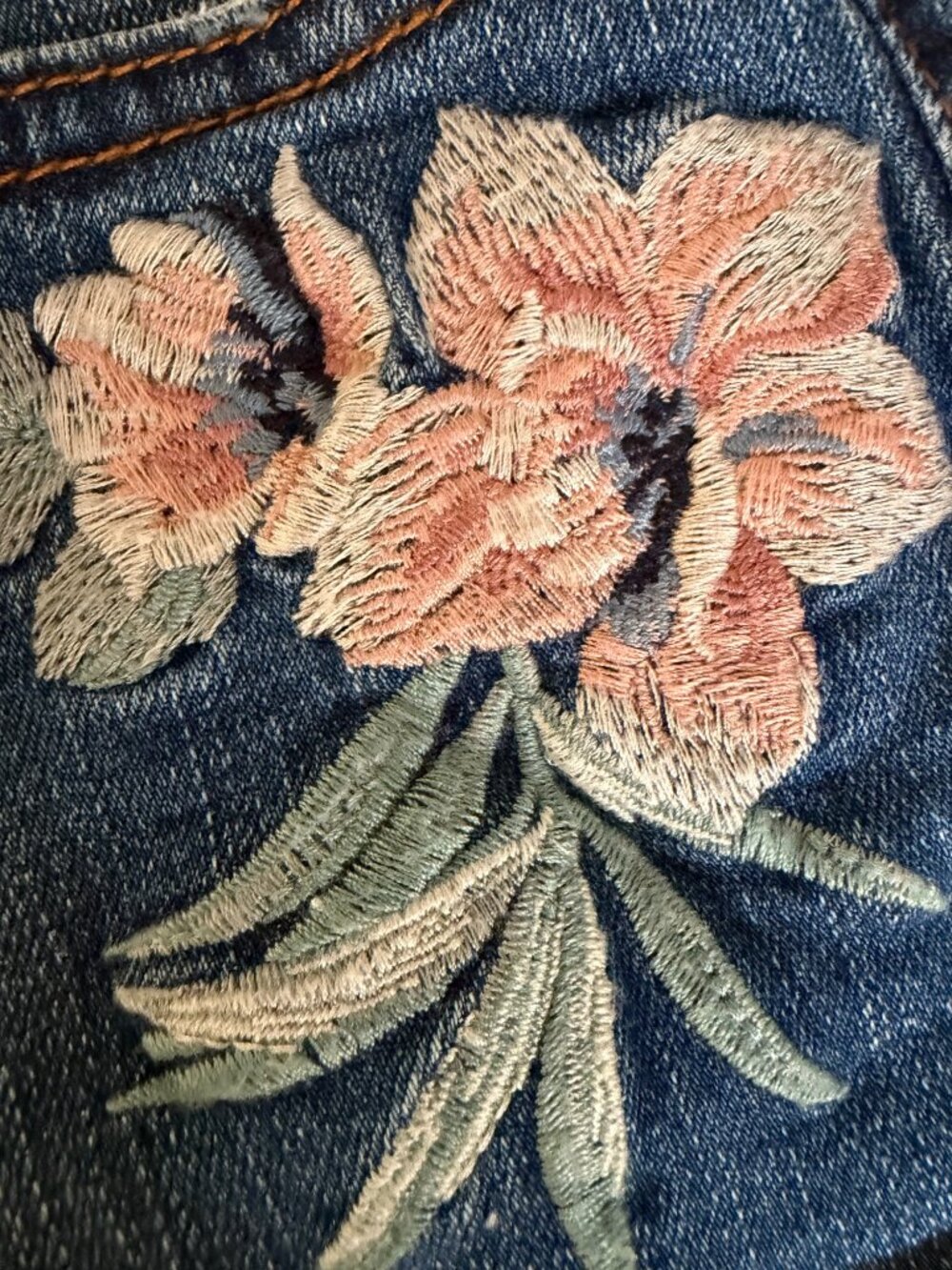 Aeropostale Shorty Ladies Floral Embroidered Distressed Denim Shorts Size 0 Blue - Picture 5 of 11